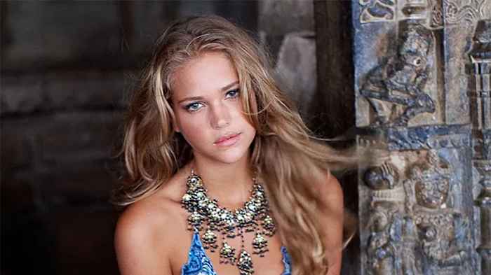 Esti Ginzburg was photographed by Riccardo Tinelli in Rajasthan, India.